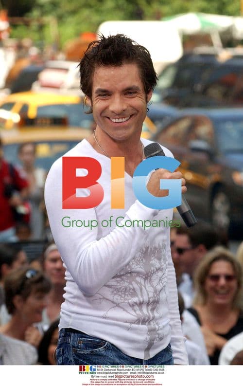 Train singer Pat Monahan performs on GMA