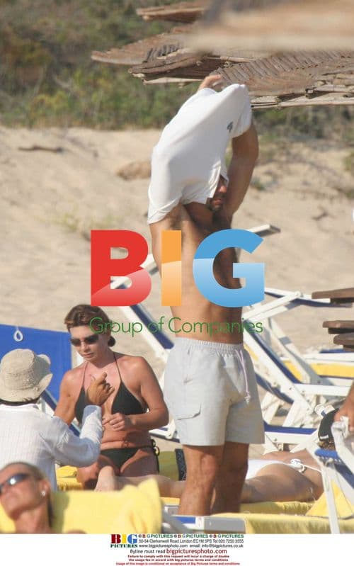 Gianluca Vialli relaxes on the beach