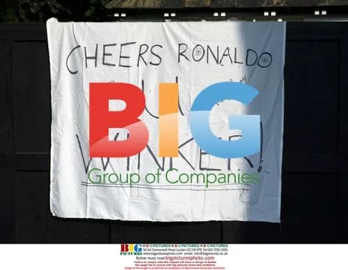 Cristiano Ronaldo Finds Prank Note on Gate