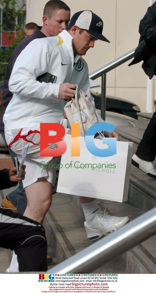 Wayne Rooney Mobbed by Fans in Manchester