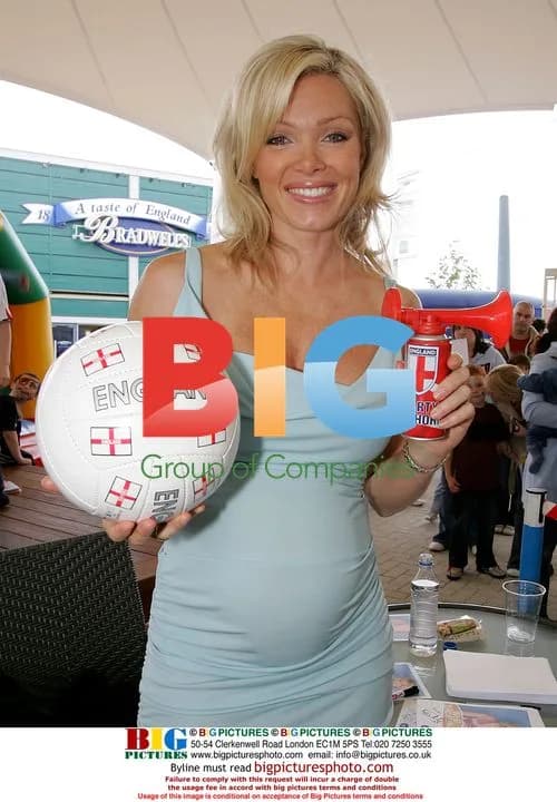 Pregnant model Nell Mcandrew shopping