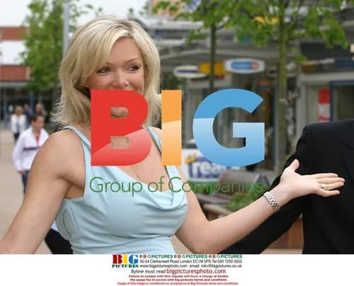 Pregnant Model Nell Mcandrew Shopping