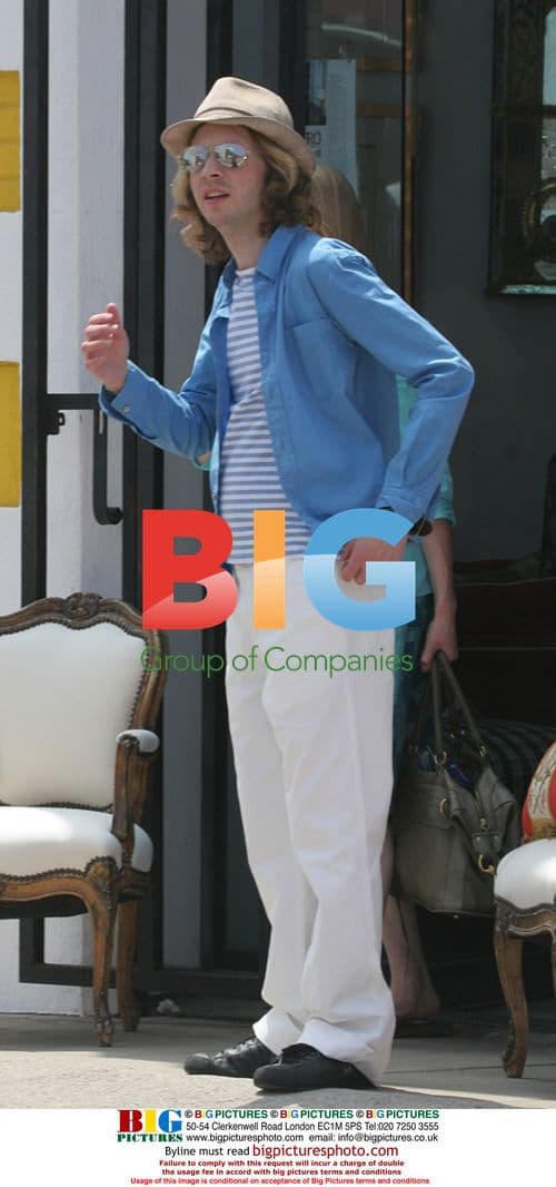 Beck Shopping with Wife Marissa Ribisi