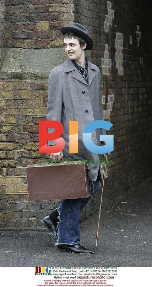 Pete Doherty leaves London home with friends