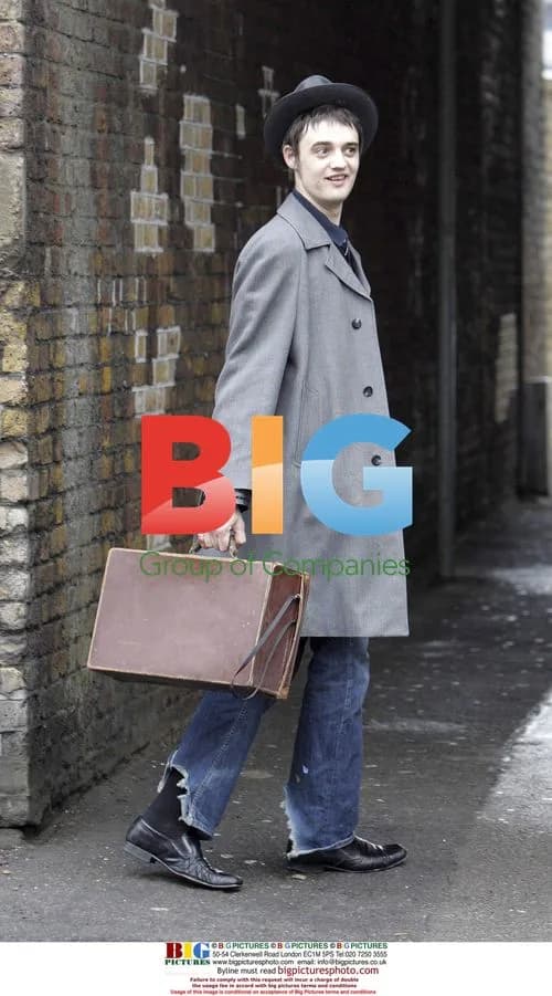 Pete Doherty leaves home with friends