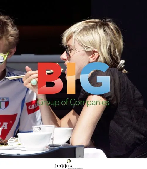 Sienna Miller Eating at Restaurant