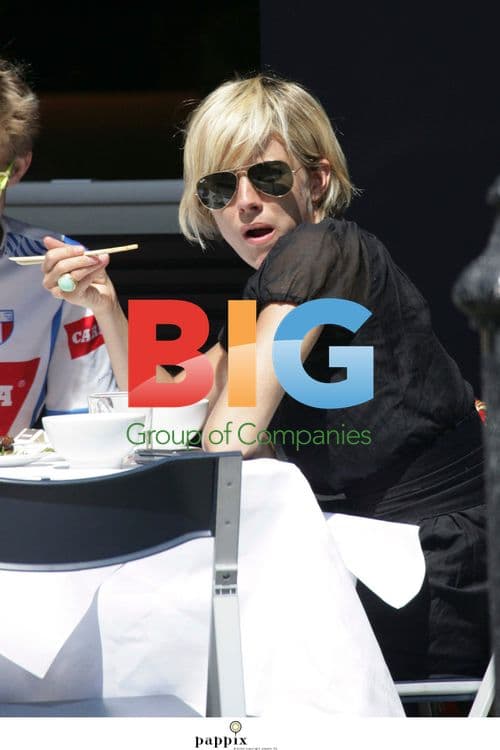 Sienna Miller eating with friend in London