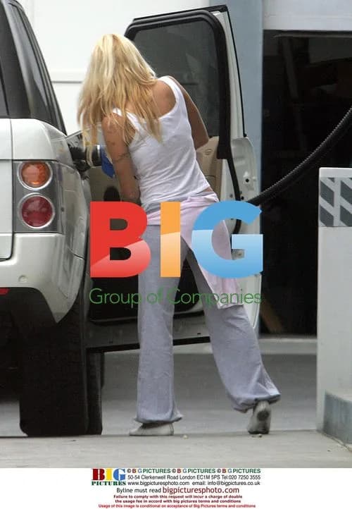 Pamela Anderson Gets Credit Card From Mom