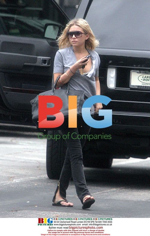 Supertwin Ashley Olsen goes shopping with bodyguard