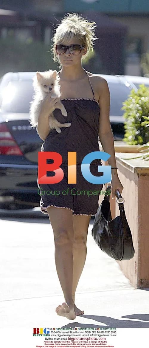 Nicole Richie Goes Barefoot Shopping in Malibu
