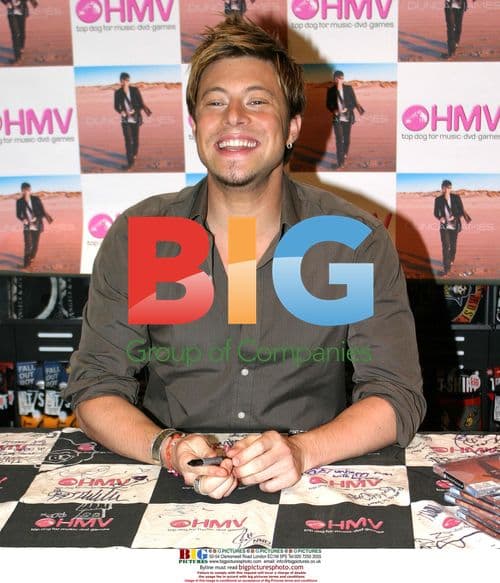 DUNCAN JAMES signs solo album 'Future Past'