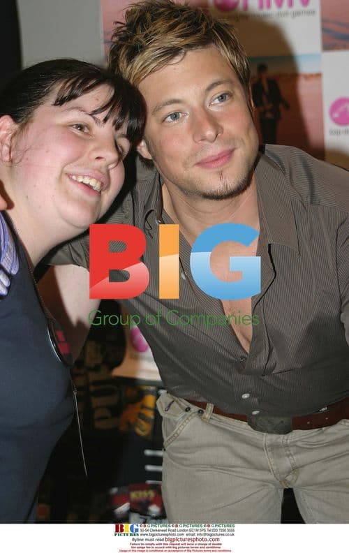 DUNCAN JAMES signs first solo album