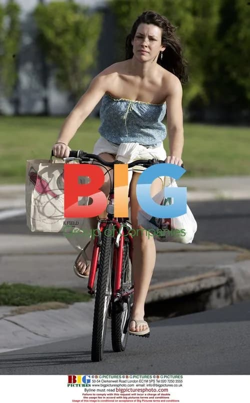 Evangeline Lilly rides bike to local shops in Honolulu
