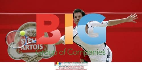 Tim Henman plays forehand at 2006 Stella Artois