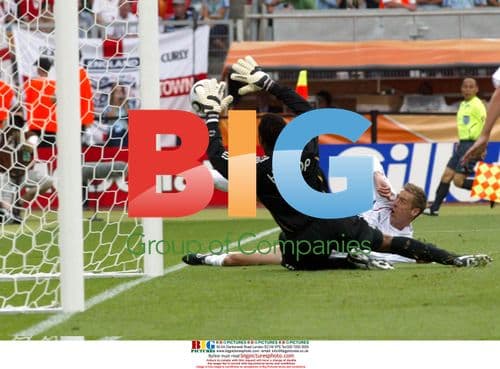 Peter Crouch shoots on goal vs Trinidad