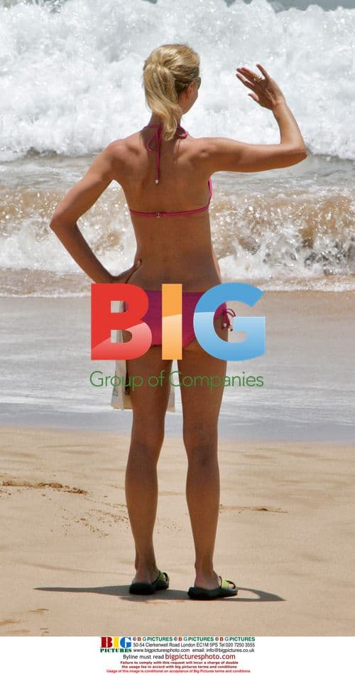 Joan Allen Watches Daughter Sadie Swim in Hawaii