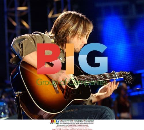 Keith Urban performs at 2006 CMA Music Festival