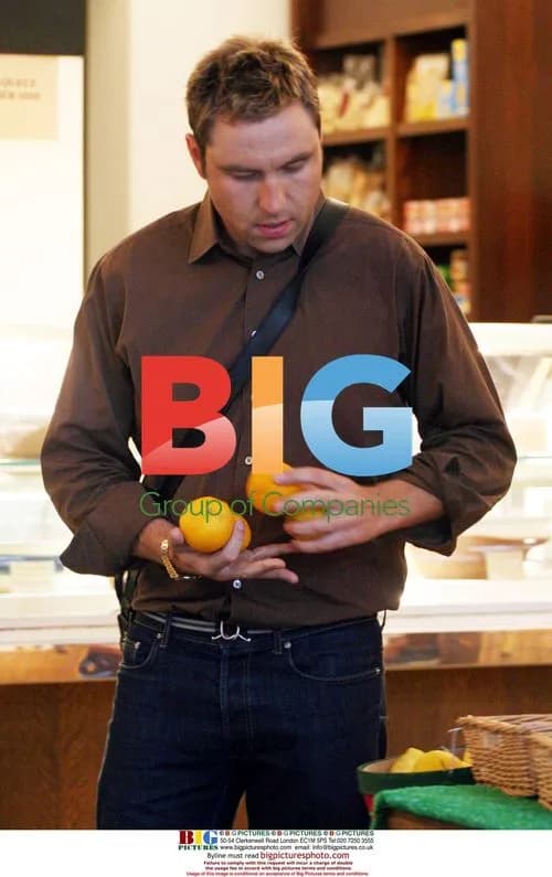 David Walliams Shops for Healthy Food Before Channel Swim
