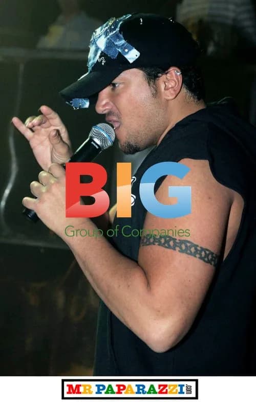Peter Andre Performs at Yarn Club in UK