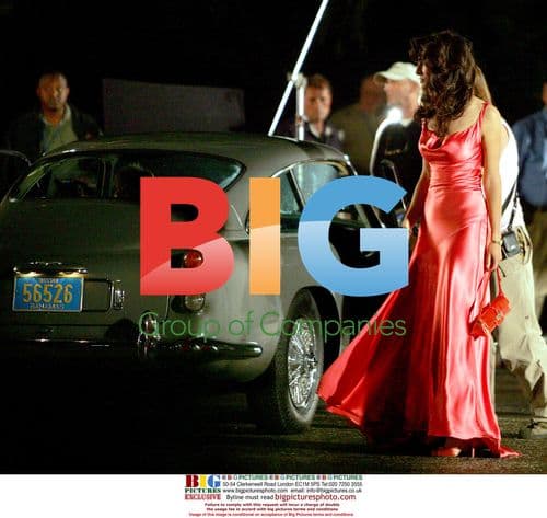 Daniel Craig and Caterina Murino on 'Casino Royale' set