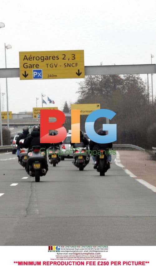 Brad Pitt and Angelina Jolie with children at Paris airport