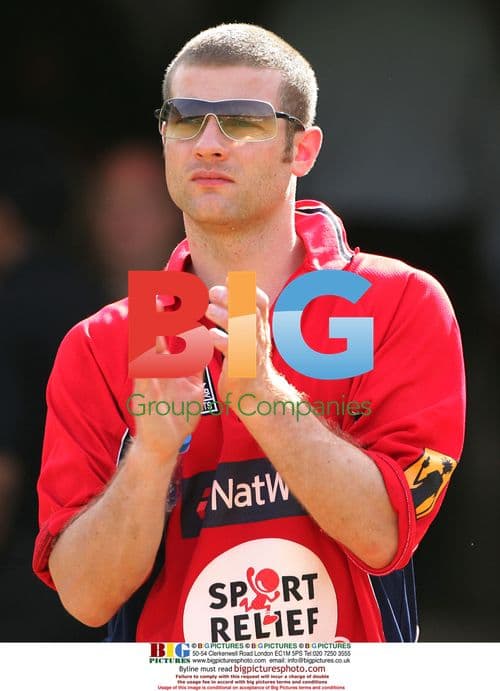 Dermot O'Leary applauds at Sport Relief cricket match