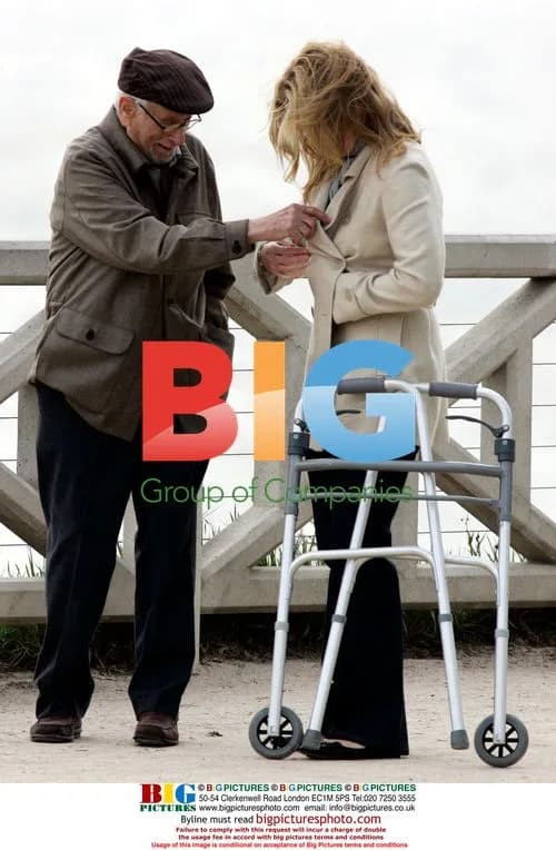 Kate Winslet and Eli Wallach on 'The Holiday' set