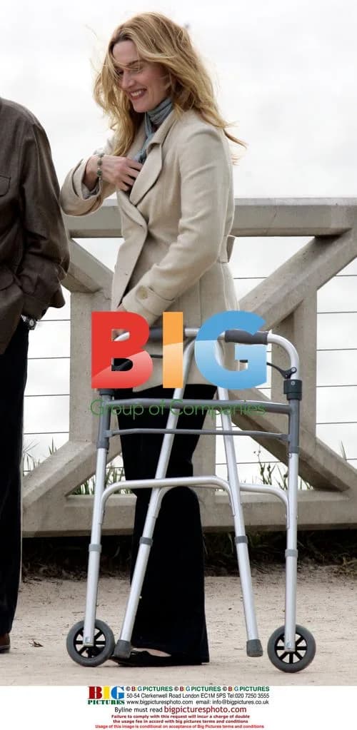 Kate Winslet and Eli Wallach on 'The Holiday' set