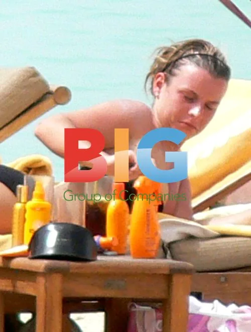 Coleen Mcloughlin relaxes in Dubai
