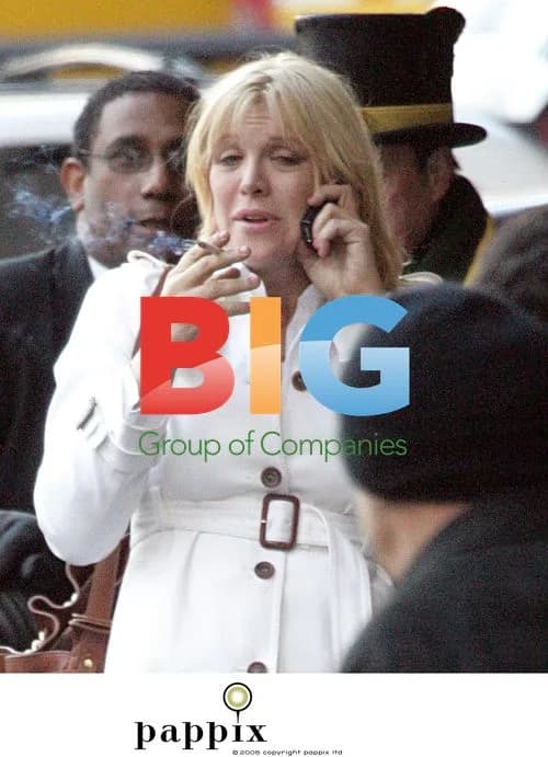 Courtney Love Returns to Hotel After Shopping Spree