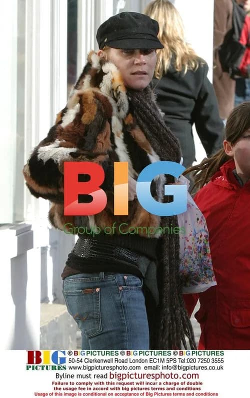Michelle Collins and daughter Maia shopping