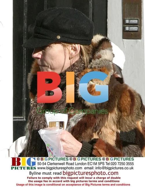 Michelle Collins and daughter Maia out shopping