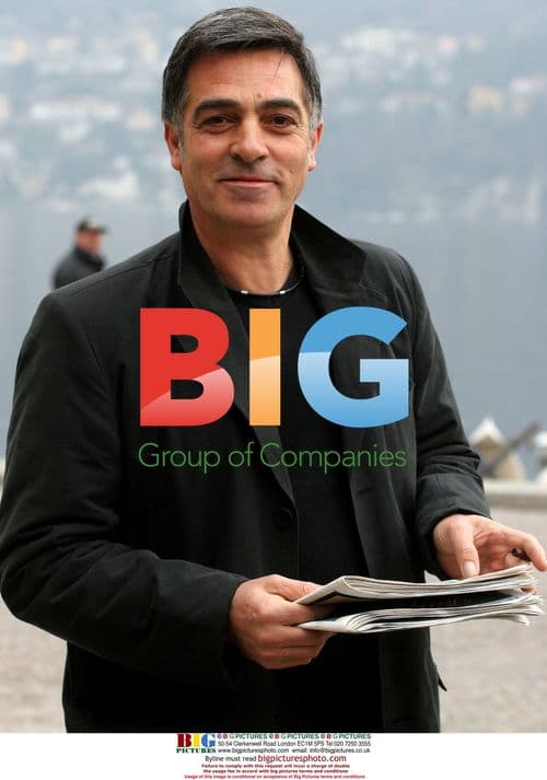 Paparazzi Wait for Brad and Angelina's Wedding