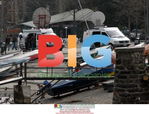 Paparazzi Await Brad Pitt and Angelina Jolie's Wedding