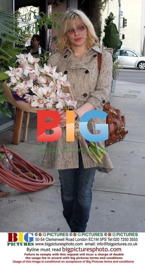 Courtney Love Shopping and Meeting Kimberly Stewart