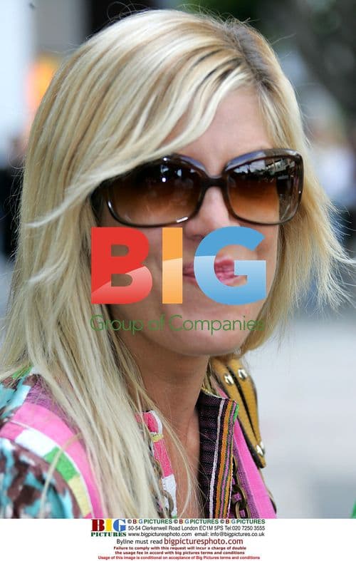 Tori Spelling and Dean McDermott Shopping