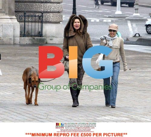 Kylie Minogue Enjoys Stroll in Paris