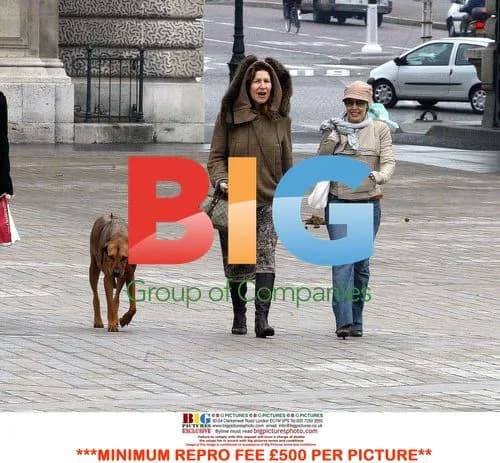 Kylie Minogue takes a stroll in Paris