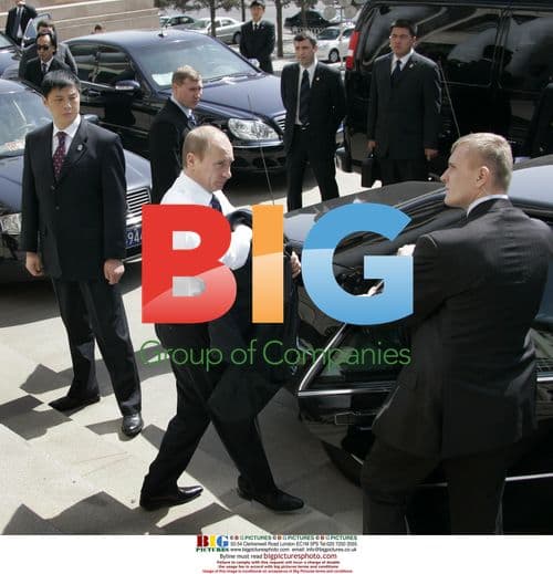 Putin and Wen Jiabao Shake Hands in Beijing