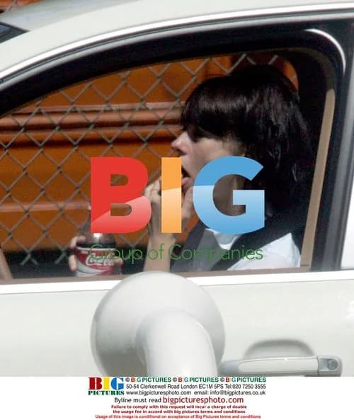 Jennifer Love Hewitt pops pill at In and Out