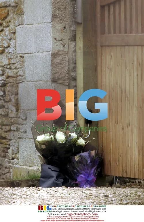 Kate Moss' mom picks up Mother's Day flowers