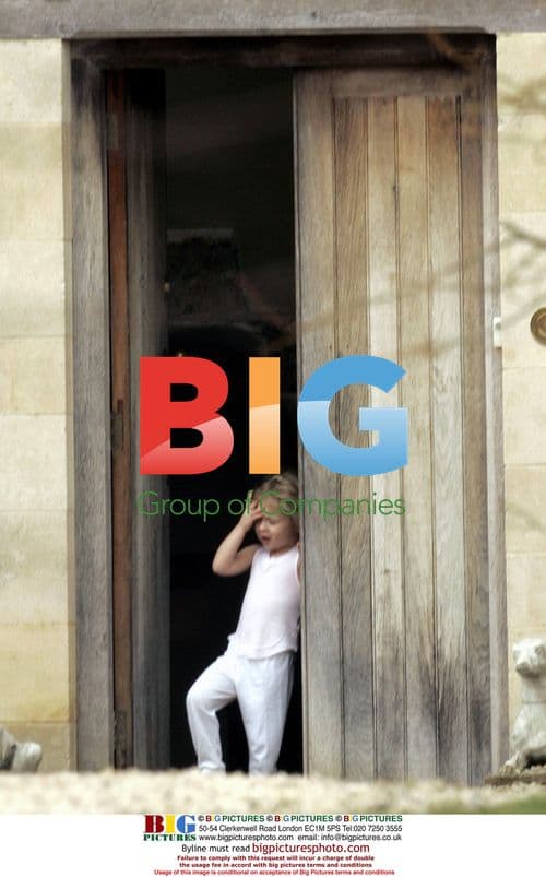 Kate Moss' Mum Picks Up Flowers on Mother's Day