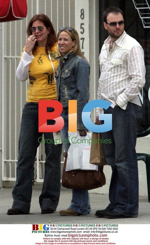 Sheryl Crow goes shopping with friends