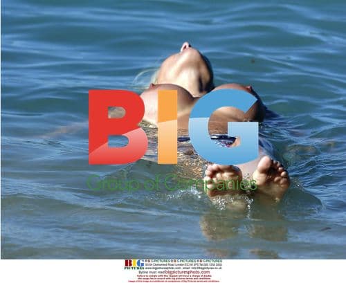 Glamour Girls Jo and Jerri Spend Day at Beach