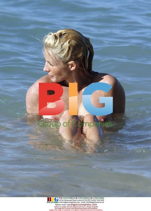 Glamour girls Jo Hicks and Jerri Byrne at the beach