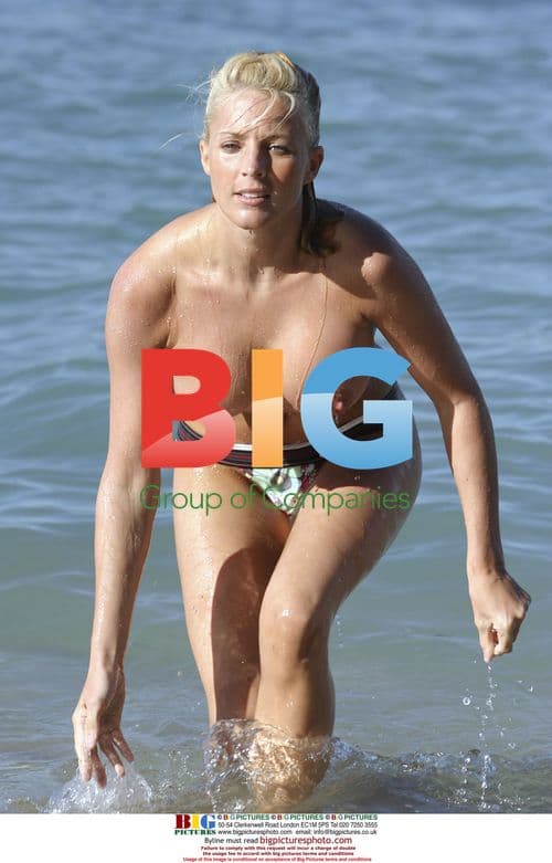 Glamour girls Jo Hicks and Jerri Byrne at the beach