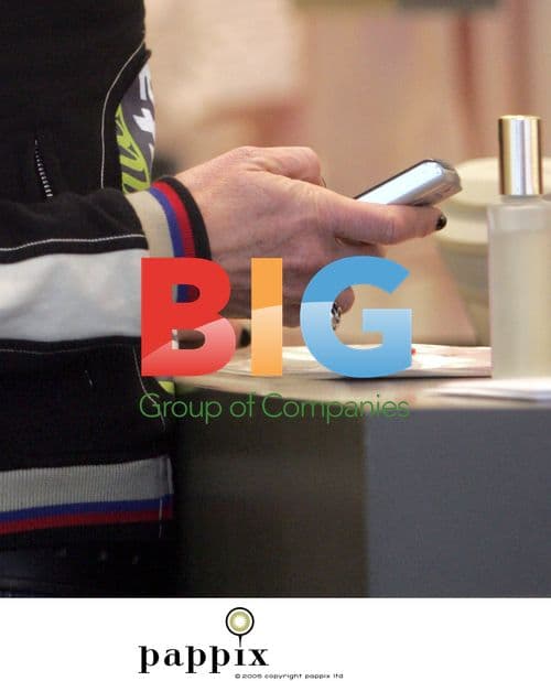 Elle Macpherson Out Shopping in London