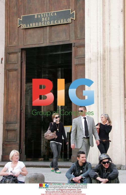 Keira Knightley & Mom Go Shopping in Rome