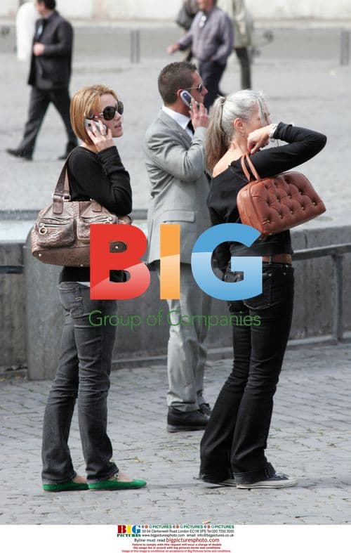 Keira Knightley and mother shop in Rome