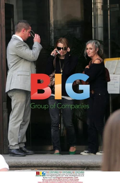 Keira Knightley and mom shop in Rome